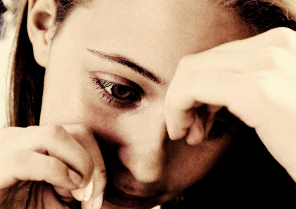 Депрессия у женщин случается чаще Девушка плачет