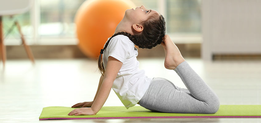 Йога с детства Девочка делает йога