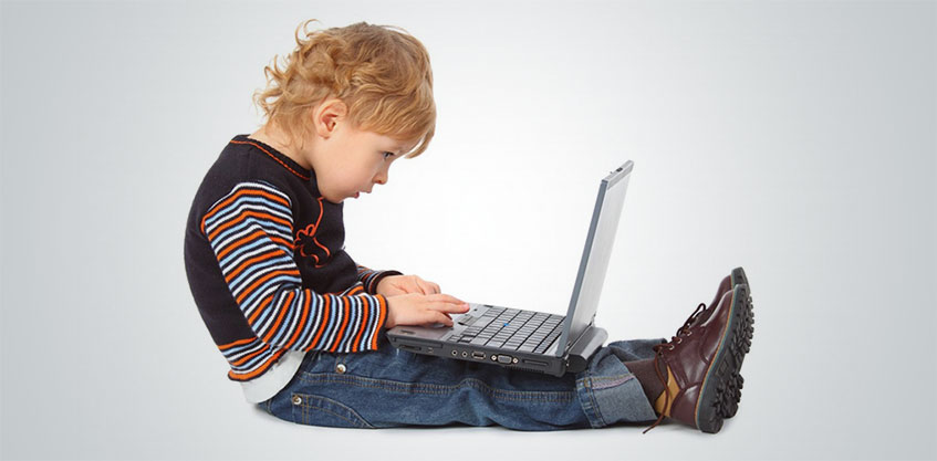 Работа за компьютером — самая распространенная причина Ребенок за ноутбуком