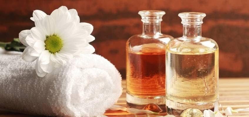 Традиционные бальзамы усиливают расслабление Масла и полотенце