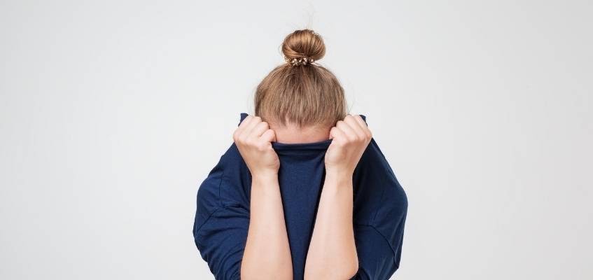 Страх - главная причина Девушка прячет лицо за кофтой