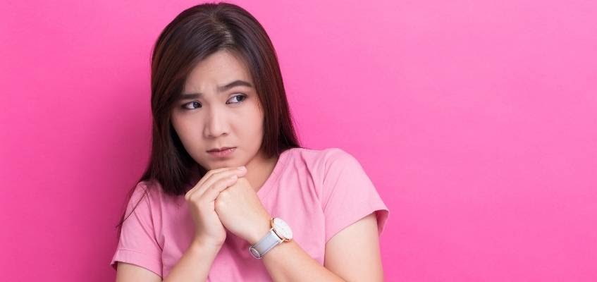 У нас всем комфортно Девушка боится