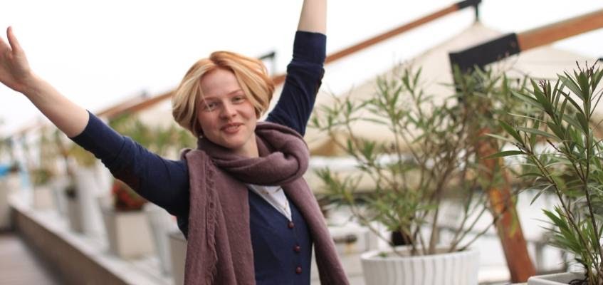 Возвышенное состояние гарантировано! Девушка с поднятыми вверх руками