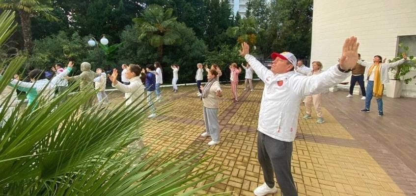 Дайте произойти волшебству Люди с раскрытыми руками смотрят вверх