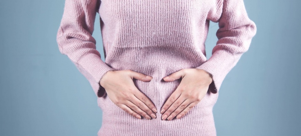 Девушка держится за живот