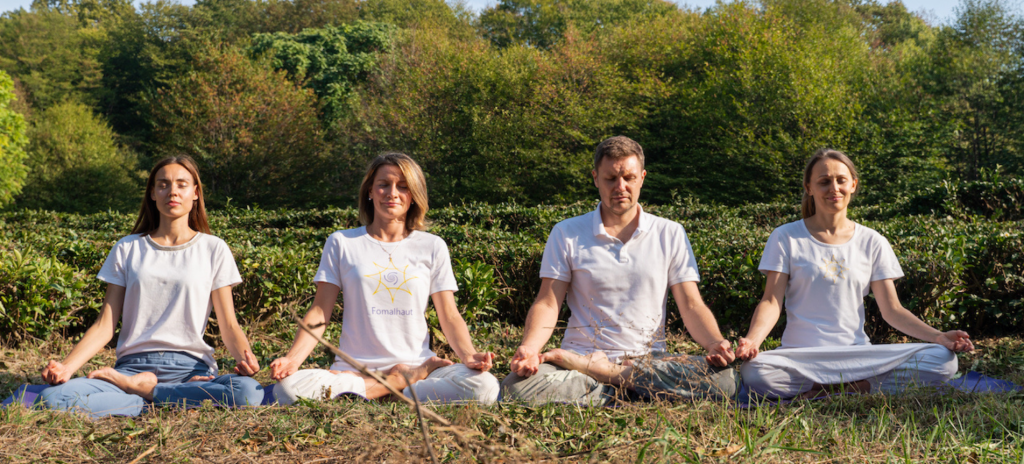 Что же такое медитация на самом деле? Люди сидящие в медитации