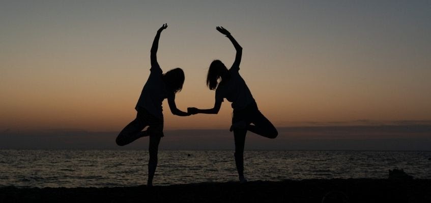 Найдите опору спокойсвия Две девушки на фоне моря