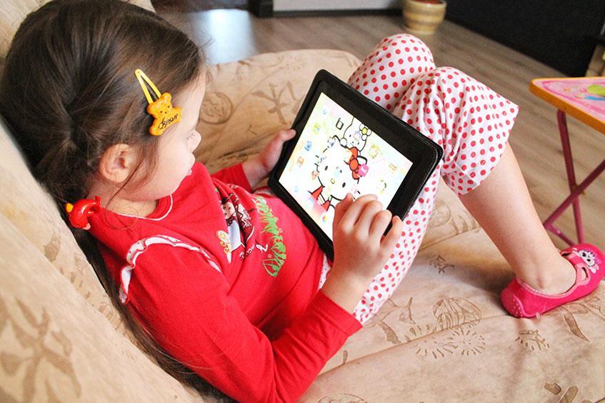 Ребенку важна активность Ребенок за планшетом