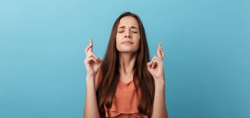 Мысли материальны Девушка скрестила пальцы