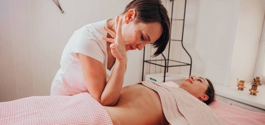 Массаж внутренних органов с помощью локтя Массаж локтем