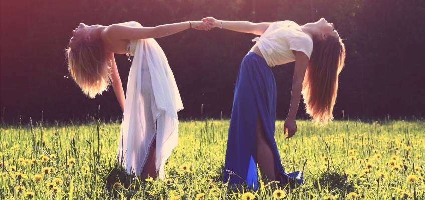 Эстроген дает красоту и вашим волосам Девушки держаться за руки и наклоняются