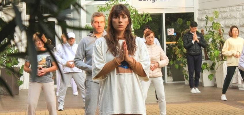 Научитесь любить Люди в молитвенной позе