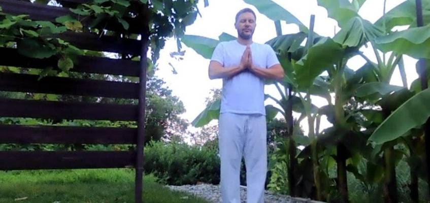 У нас опытные инструкторы Мужчина со сложенными руками