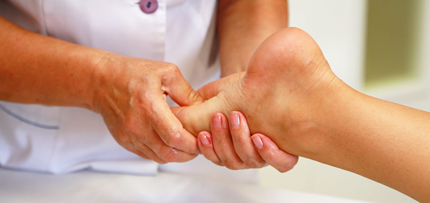 Помощью профессионалов тоже понадобится Массаж стопы