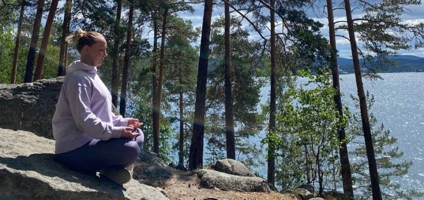 Простая медитация — серьёзный результат! Девушка медитирует в лесу