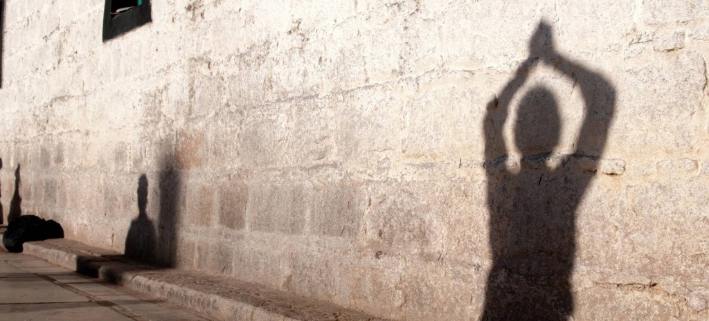 Тень человека на стене