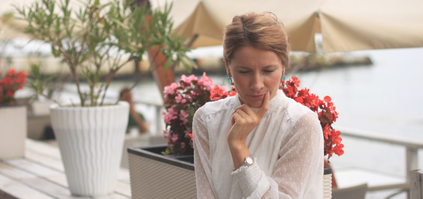 Девушка задумалась