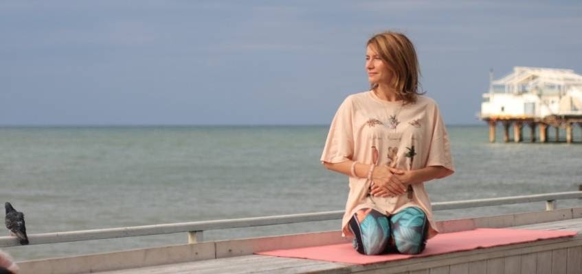 Лечение энергией Девушка сидит на коленях