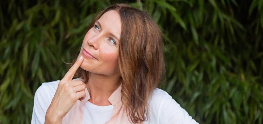 Как коронавирус влияет на психическое здоровье? Фото думающей девушки