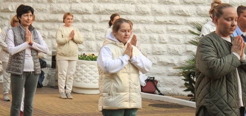 Вы почувствуете энергию Люди делают упражнение на улице