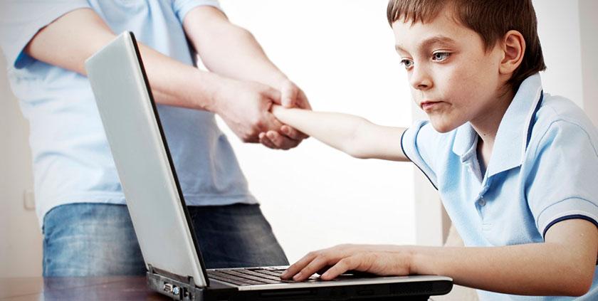 Им не хватает общения Ребенок за ноутбуком