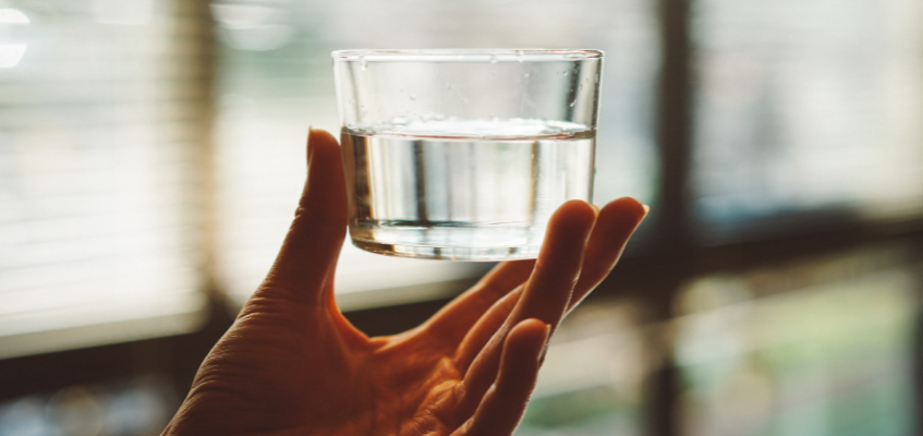Стакан воды в руке