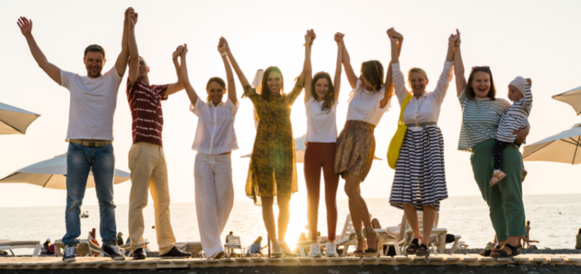 Люди, с поднятыми вверх руками