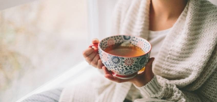 Воду нельзя ничем заменить! Девушка держит чашку с чаем