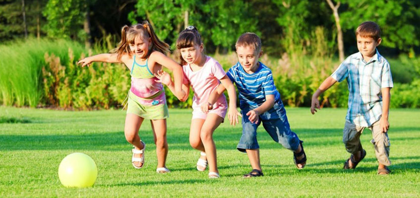Дети играют в мяч