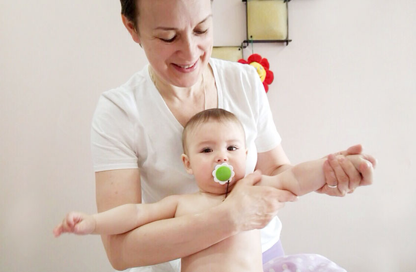 Успокойте его Массаж рук грудничку