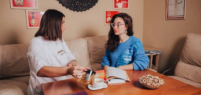 Девушки пьют чай за столом