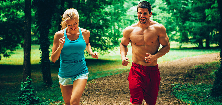 В здоров теле — здоровый дух! Женщина и мужчина на пробежке