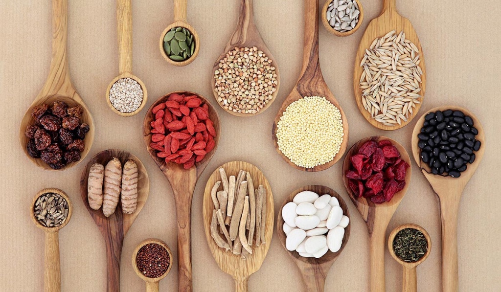 Богатые клетчаткой продукты всегда можно найти в магазинах Ложки с семечками, сухофруктами и злаками