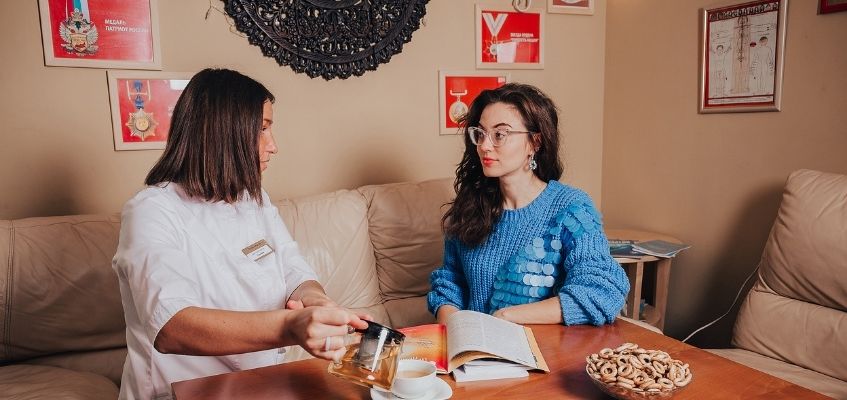 Мы рады помочь вам! Девушки пьют чай за столом