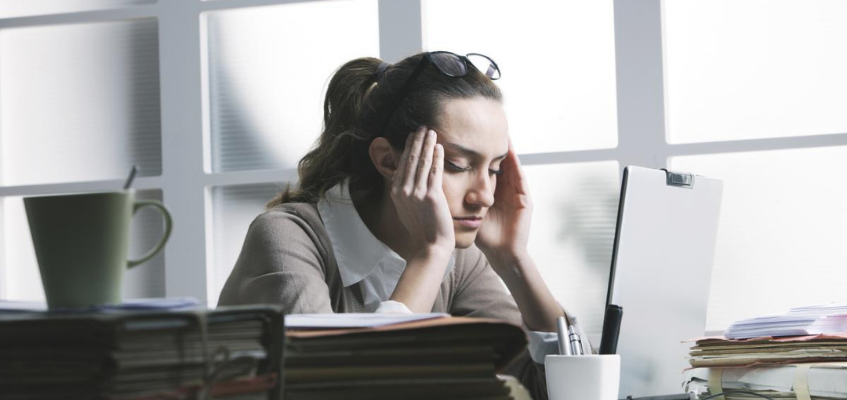 головная боль давящая на глаза причины