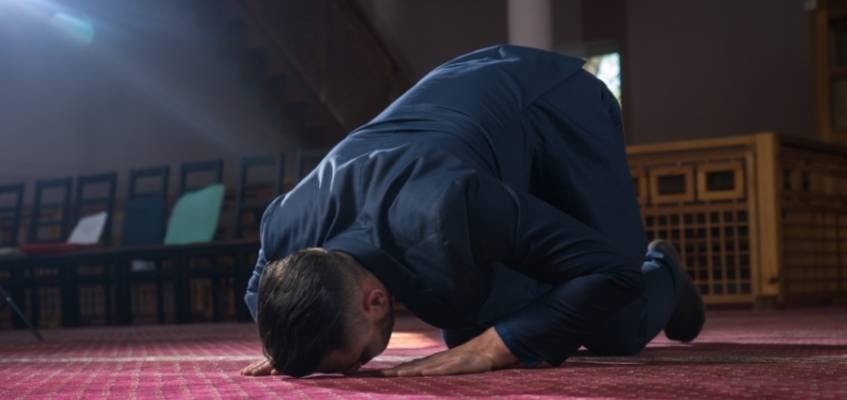 Поклоны очень важны Человек приложился лбом к полу