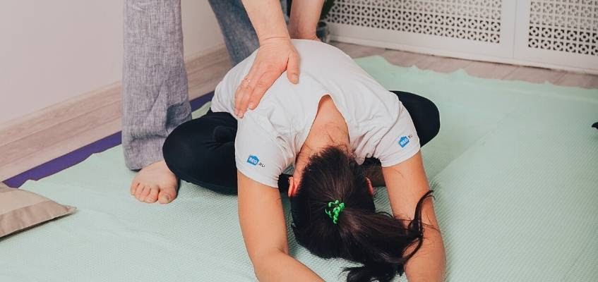 Массаж — один из способов восстановления Массаж спины сидя