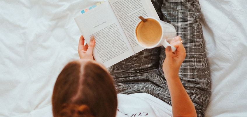 Вместе со знанием приходит понимание Девушка читает книгу