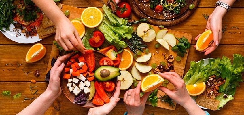 Выбирайте полезные сладости Люди берут фрукты со стола