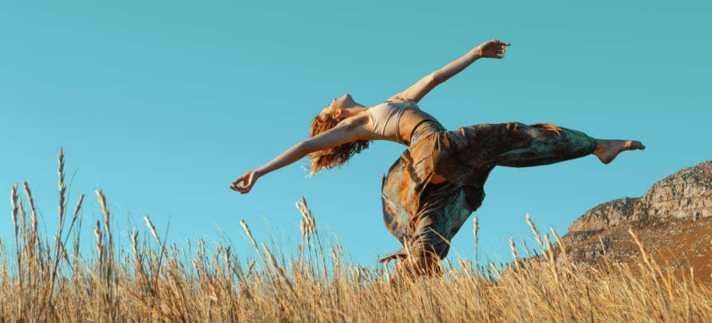 Жизнь в движении! Девушка в поле