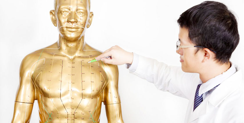 Врач возле манекена