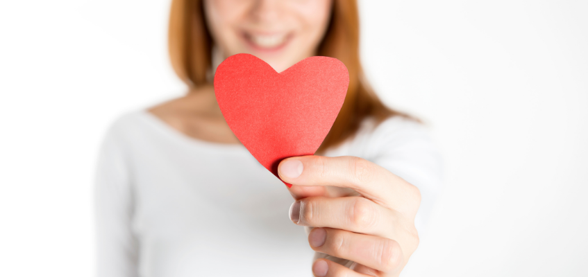 Любите и вас полюбят! Символ сердца в руке