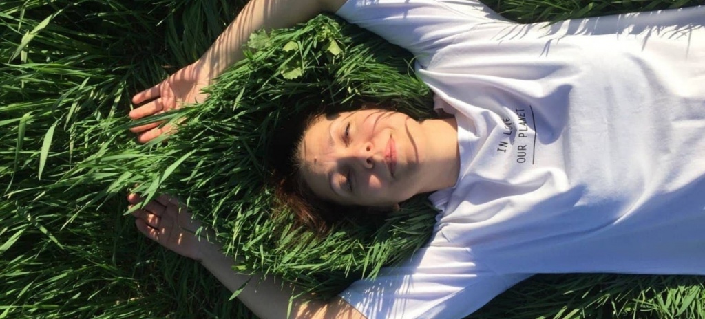 Девушка лежит на траве