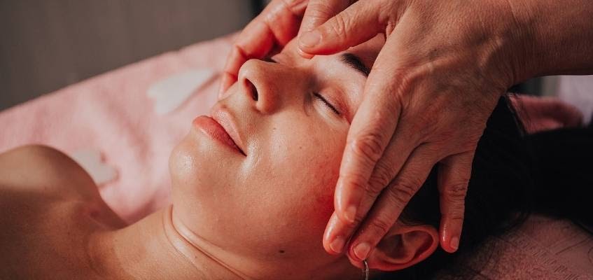 Снимите напряжение Массаж межбровья