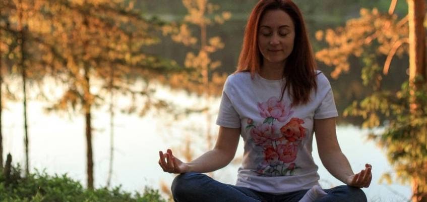 Обретения самого себя Медитирующая девушка