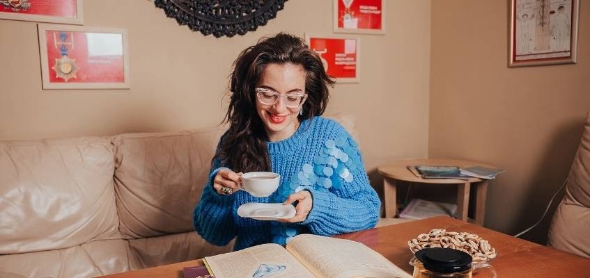 Дайте себе время подумать Девушка пьет чай