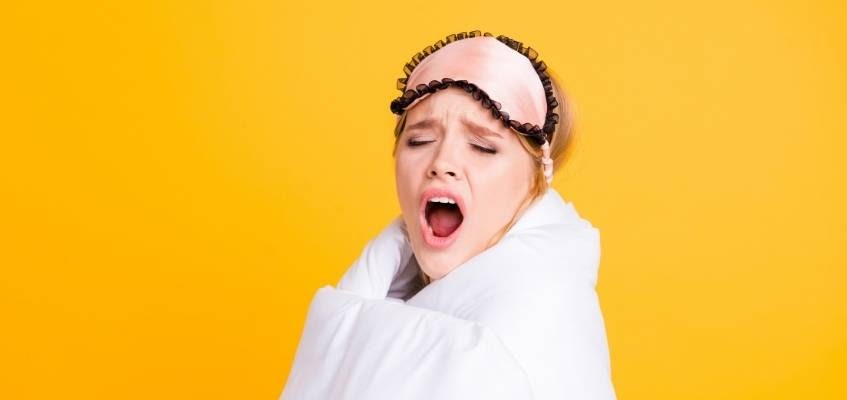 Вечная сонность Девушка зевает