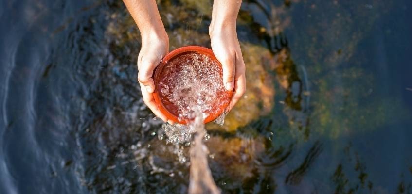 Больше воды — лучше здоровье Вода льется в кувшин