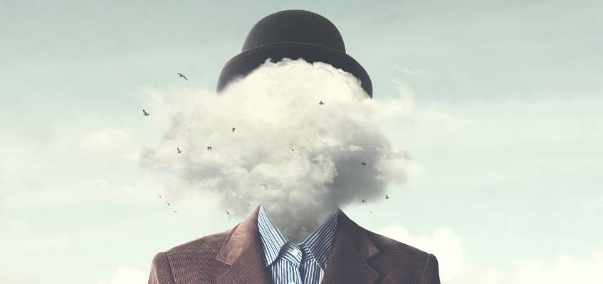 Что нужно, чтобы перестать везде видеть источники заражения коронавирусом? Фото человека с туманом вместо головы