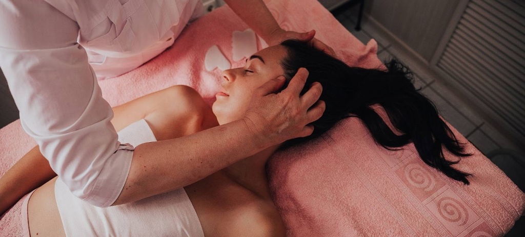 Расслабьтесь Массаж головы девушке